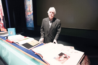 با نگاه به تابلوهای استاد فرشچیان آرامش می‌یابم / هنر شأن بالایی دارد و نباید سیاسی یا جناحی شود