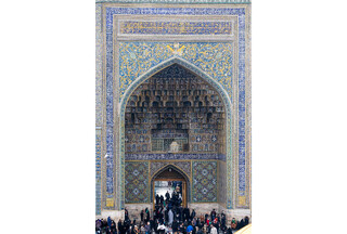 «تجلی ارادت» در چهارشنبه‌های امام رضایی / شکوه زیارت دسته‌جمعی زائران در صحن انقلاب اسلامی