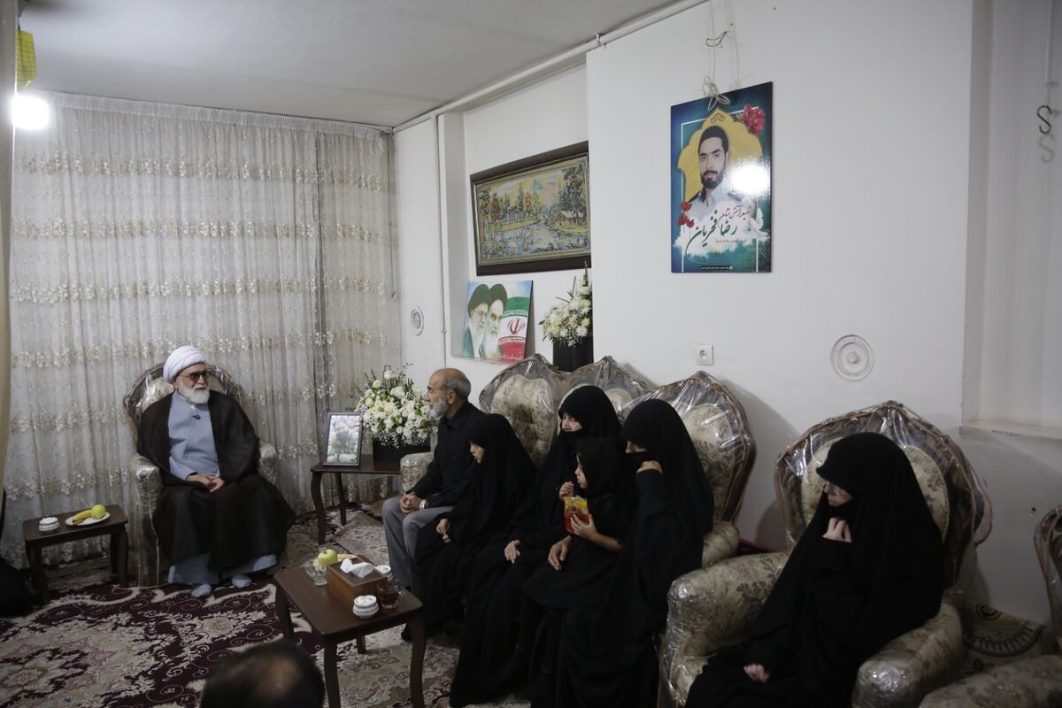 دیدار تولیت آستان قدس رضوی با خانواده آتش‌نشان فداکار مشهدی رضا فخریان