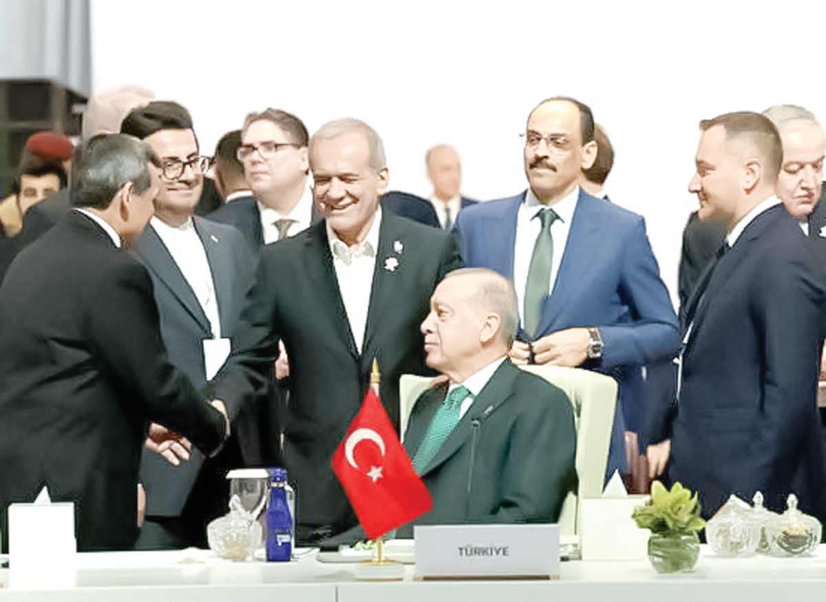 دیپلماسی خیلی غیررسمی! / دیدگاه کارشناسان درباره حواشی اخیر رفتار پزشکیان در قبال رئیس‌جمهور همسایه