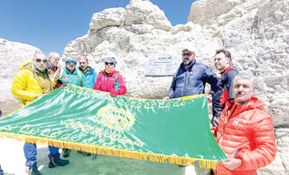 صعودی برای حسین(ع) / روایتی از برافراشتن پرچم‌های امام رضا(ع) و امام حسین(ع) بر فراز قله دماوند