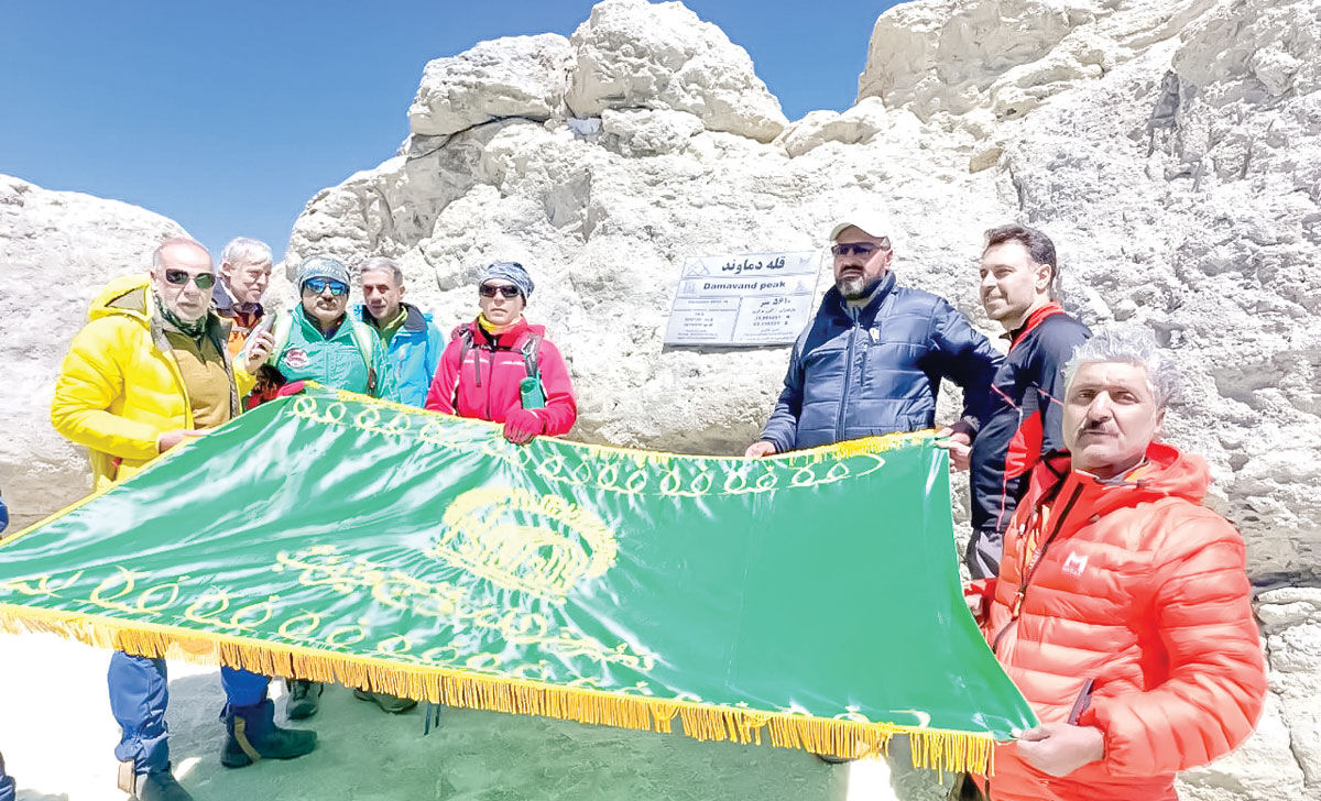 صعودی برای حسین(ع) / روایتی از برافراشتن پرچم‌های امام رضا(ع) و امام حسین(ع) بر فراز قله دماوند