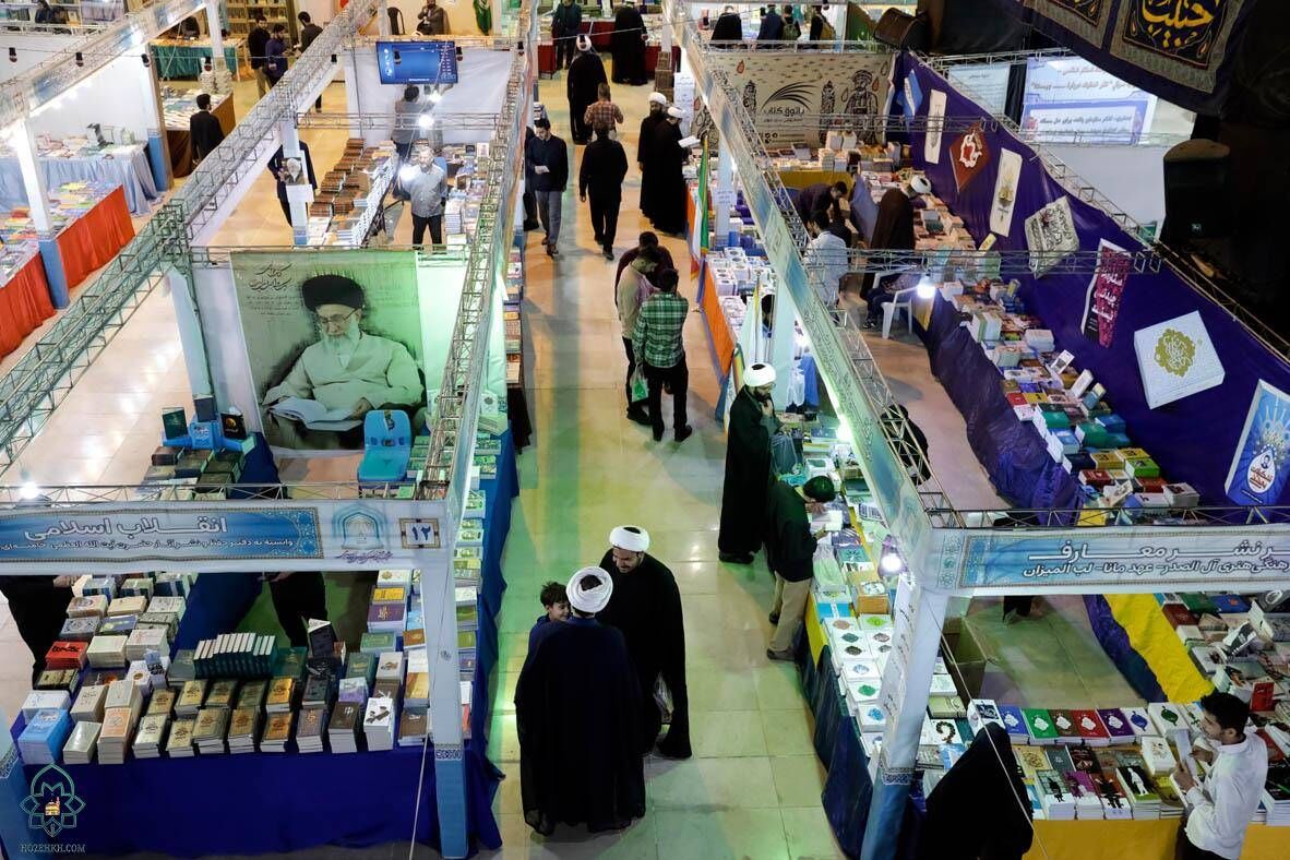 خرید ۱۴۵۸ نسخه کتاب تخصصی توسط کتابخانه رضوی از نمایشگاه کتب حوزوی