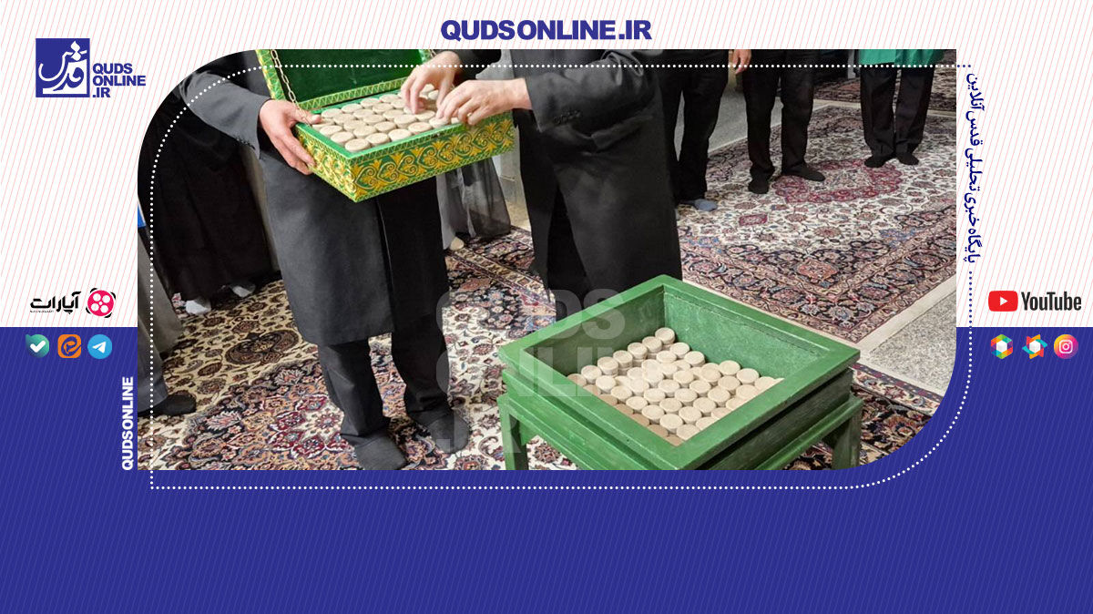 فیلم | تعویض مهرهای نماز در حرم مطهر رضوی با تربت کربلا