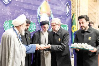 تجلی بندگی بر خاک کربلا / جایگزینی مهرهای قدیمی حرم مطهر رضوی  با بیش از ۳۰۰ هزار مُهر تربت کربلای معلی