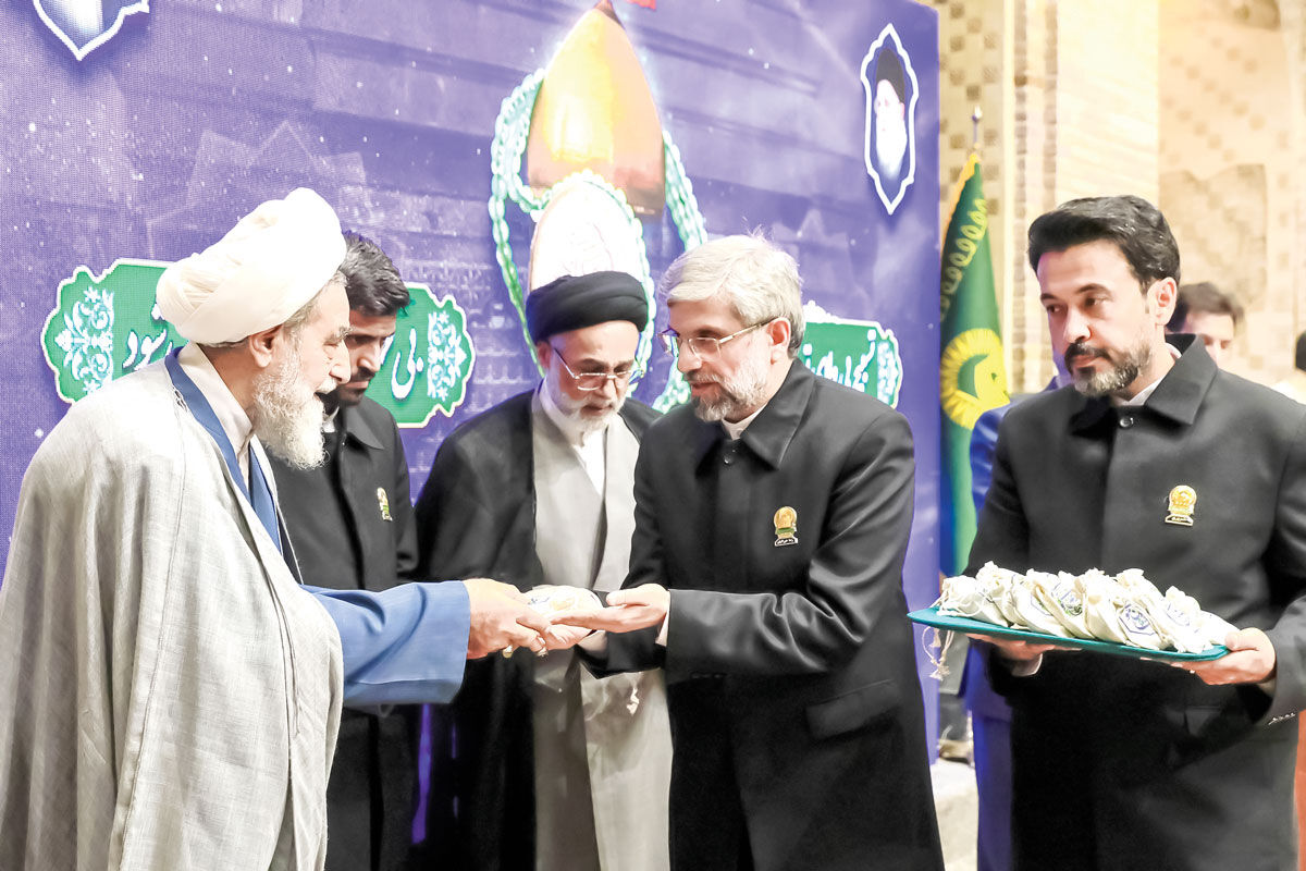 تجلی بندگی بر خاک کربلا / جایگزینی مهرهای قدیمی حرم مطهر رضوی  با بیش از ۳۰۰ هزار مُهر تربت کربلای معلی