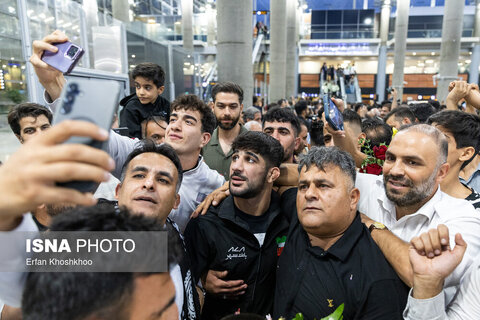 عکس روز | استقبال از تیم ملی کشتی فرنگی ایران در فرودگاه امام خمینی (ره)