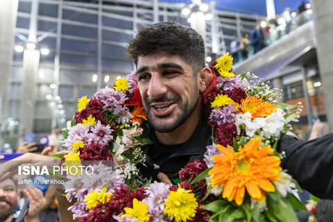عکس روز | استقبال از تیم ملی کشتی فرنگی ایران در فرودگاه امام خمینی (ره)