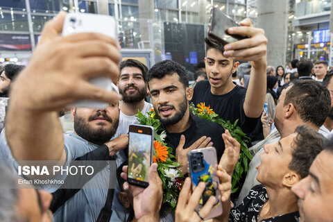 عکس روز | استقبال از تیم ملی کشتی فرنگی ایران در فرودگاه امام خمینی (ره)