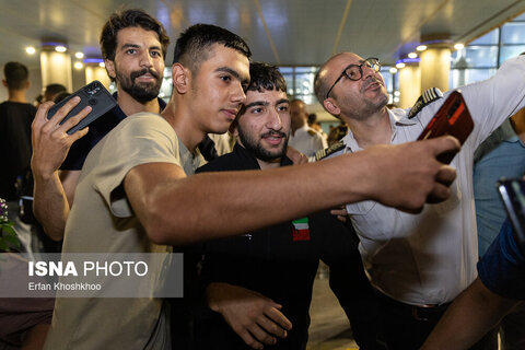عکس روز | استقبال از تیم ملی کشتی فرنگی ایران در فرودگاه امام خمینی (ره)
