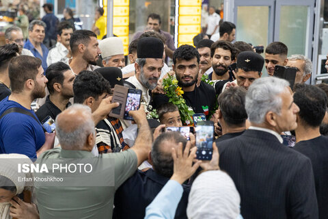 عکس روز | استقبال از تیم ملی کشتی فرنگی ایران در فرودگاه امام خمینی (ره)