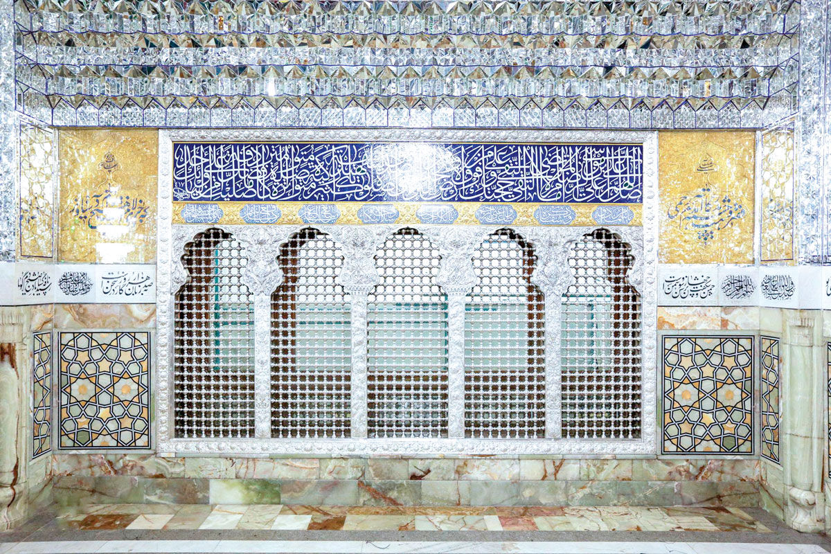 پنجره‌ای رو به بهشت / سازه مشبک فلزی رواق دارالولایه، ایستگاه توسل زائران به امام مهربانی‌هاست