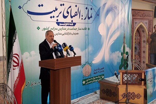 اقامه نماز از مهمترین وظایف مدیر در مدرسه است