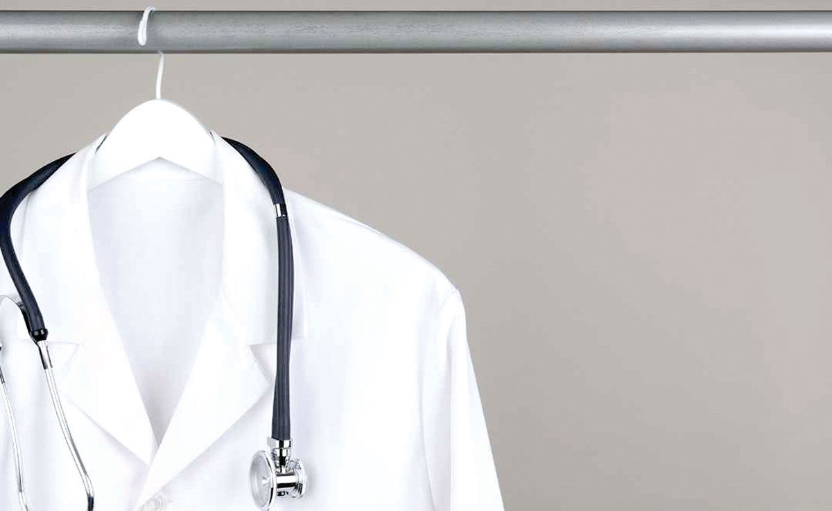 مردمی‌سازی دانش پزشکی یا روپوش‌فروشی؟