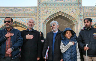 آغوش باز حرم مطهر رضوی برای زائران روشن‌دل / همراهی و خدمات ویژه برای نابینایان