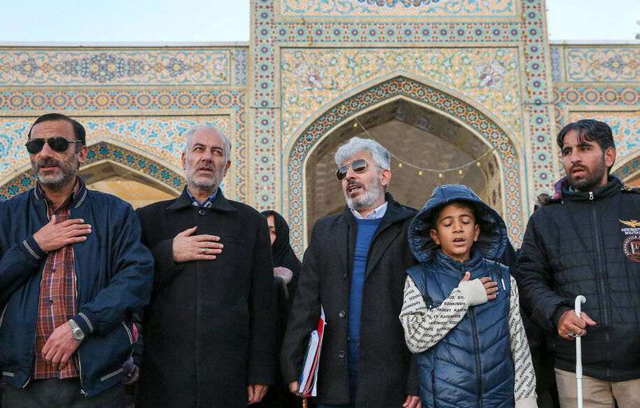 آغوش باز حرم مطهر رضوی برای زائران روشن‌دل / همراهی و خدمات ویژه برای نابینایان