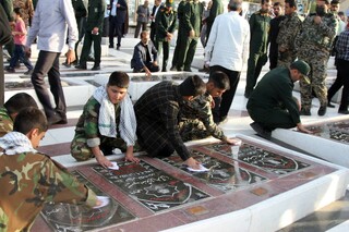 عطرافشانی گلزار شهدای آرمیده در زیارتگاه شهیدمدرس(ره)