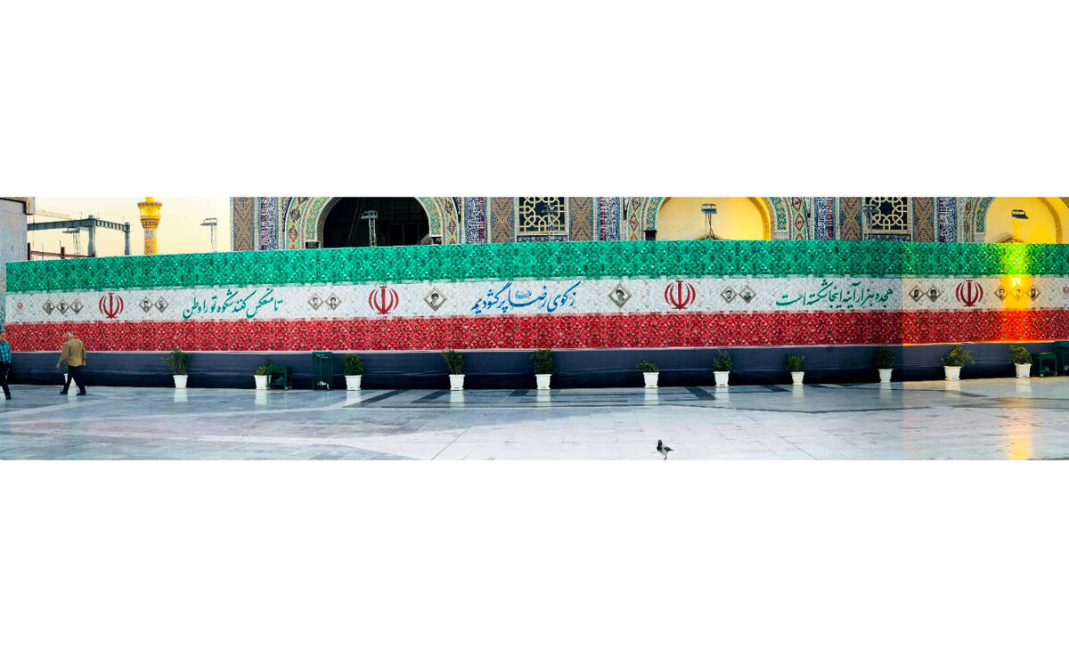 نصب دیوارنگاره‌ بزرگداشت ۱۸هزار شهید استان در حرم مطهر رضوی