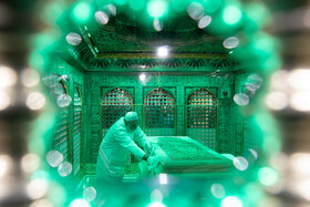 غبارروبی مضجع مطهر امام رضا علیه‌السلام