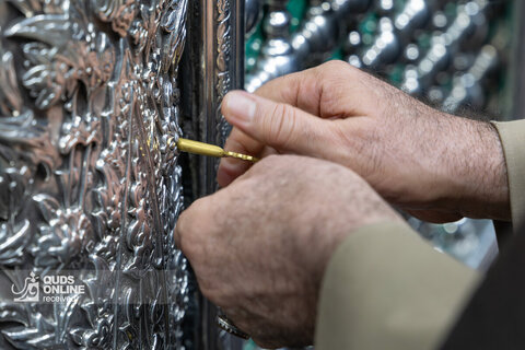 غبارروبی مضجع مطهر امام رضا علیه‌السلام