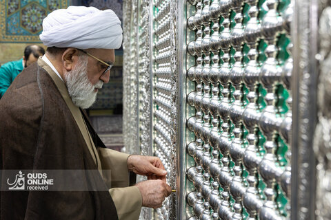 غبارروبی مضجع مطهر امام رضا علیه‌السلام