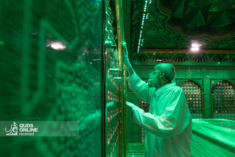 غبارروبی مضجع مطهر امام رضا علیه‌السلام