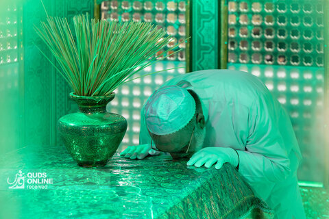 غبارروبی مضجع مطهر امام رضا علیه‌السلام