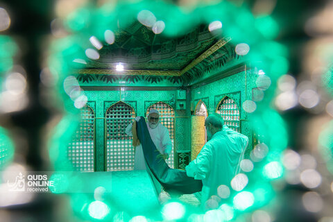 غبارروبی مضجع مطهر امام رضا علیه‌السلام