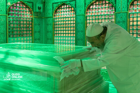 غبارروبی مضجع مطهر امام رضا علیه‌السلام