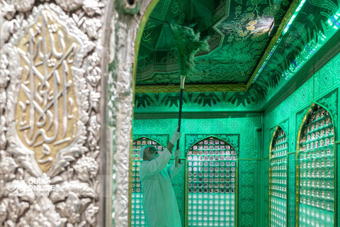 غبارروبی مضجع مطهر امام رضا علیه‌السلام