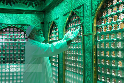 غبارروبی مضجع مطهر امام رضا علیه‌السلام