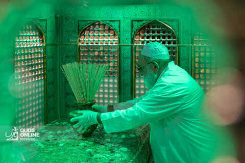 غبارروبی مضجع مطهر امام رضا علیه‌السلام