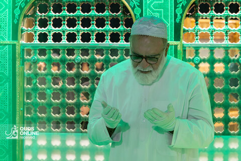 غبارروبی مضجع مطهر امام رضا علیه‌السلام