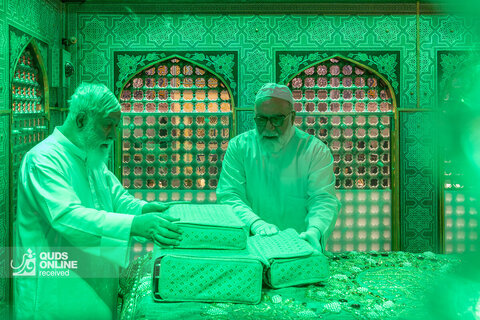 غبارروبی مضجع مطهر امام رضا علیه‌السلام