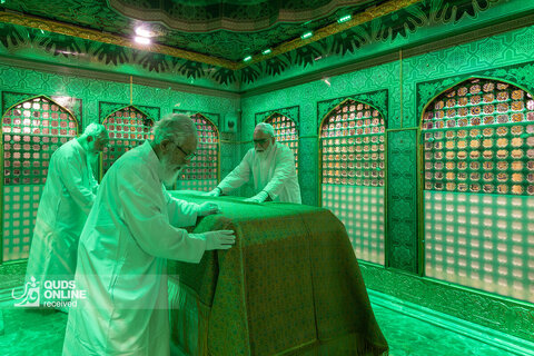 غبارروبی مضجع مطهر امام رضا علیه‌السلام