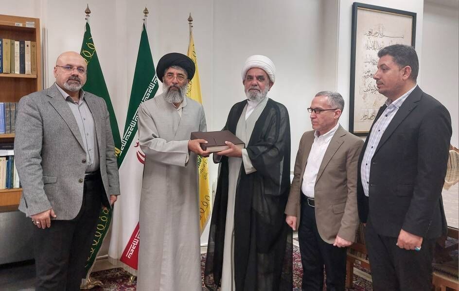 بازدید مدیران علمی و فرهنگی آستان مقدس علوی از کتابخانه و موزه رضوی