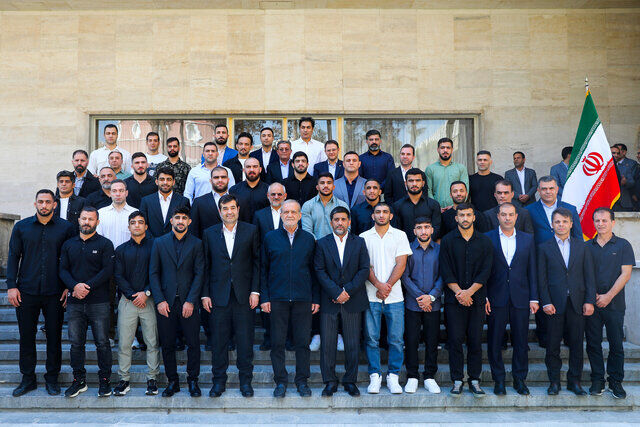 تجلیل رئیس‌جمهور از تیم‌های ملی کشتی