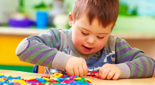 این کودکان با بازی کردن درمان می‌شوند