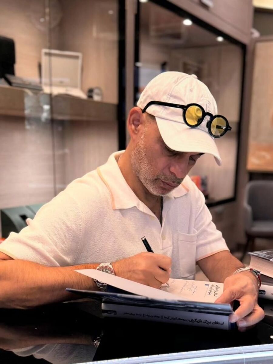 پیمان معادی کتاب ریچارد برستوف را ترجمه کرد