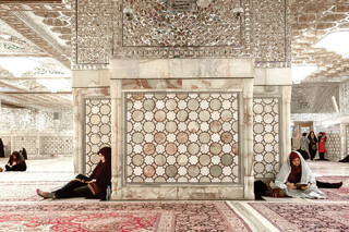 رواقی به نام خواهر، در جوار برادر