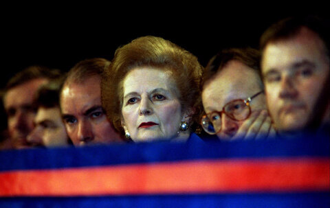 بارونس مارگارت تاچر در اولین روز کنفرانس حزب محافظه‌کار در بورنموث، بریتانیا، در میان اعضای ارشد حزب نشسته است، ۱۱ اکتبر ۱۹۹۴.