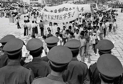 پلیس چین در حال نظارت بر راهپیمایی ده‌ها هزار نفر از معترضان طرفدار دموکراسی در منطقه ویژه اقتصادی شنژن در جنوب چین، ۲۲ مه ۱۹۸۹