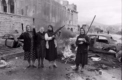 بستگان قربانیان آدم‌ربایی، مسلح به کلاشینکف و چماق، گذرگاه گالری سمعان بین شرق و غرب بیروت در لبنان را مسدود کرده‌اند، ۲ ژانویه ۱۹۸۵