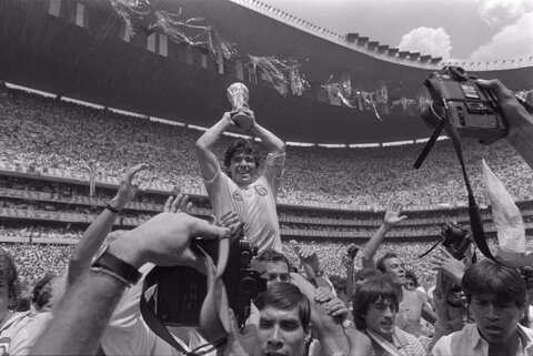 دیه‌گو مارادونا، اسطوره آرژانتین، پس از پیروزی آرژانتین در فینال جام جهانی مقابل آلمان غربی در ورزشگاه آزتکا در مکزیکوسیتی، جام جهانی را در حالی که بالای سر برده می‌شود، در هوا جشن می‌گیرد.