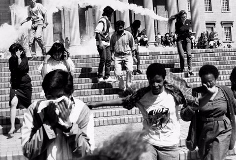 دانشجویان معترض در دانشگاه ویتواترزرند ژوهانسبورگ در جریان یک تظاهرات اعتراضی علیه آپارتاید در آفریقای جنوبی، در حالی که پلیس به سمت آنها گاز اشک آور شلیک می کند، فرار می کنند، ۳۱ آگوست ۱۹۸۹.