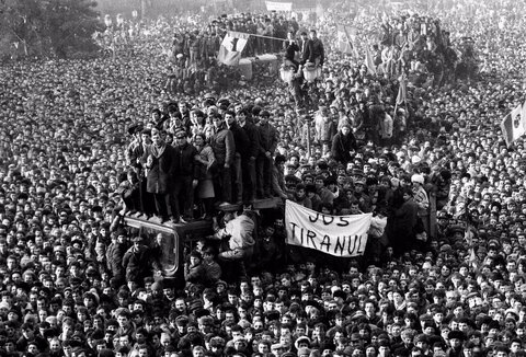 تظاهرکنندگان رومانیایی در جریان انقلاب ضد کمونیستی ۱۹۸۹، ۲۲ دسامبر ۱۹۸۹، در مقابل دفتر مرکزی حزب کمونیست رومانی در بخارست تجمع کردند.