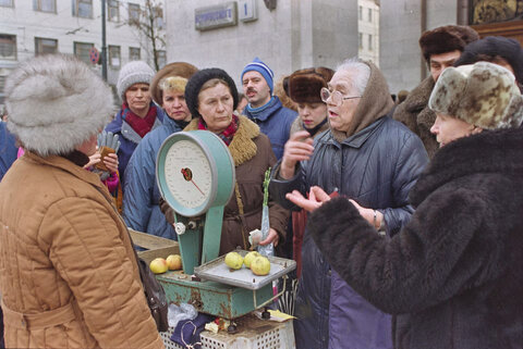 خریداران روسی در مسکو، ۱۵ فوریه ۱۹۹۲، درباره قیمت سیب بحث می‌کنند.