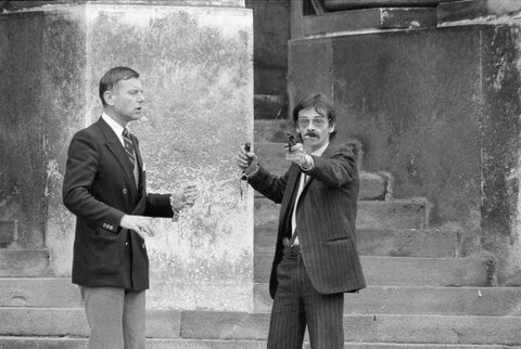 ژرژ کورتوا هنگام خروج از دادگاه نانت فرانسه به همراه قاضی دومینیک بایهاش که گروگان گرفته شده بود، به روی مردم آتش گشود.