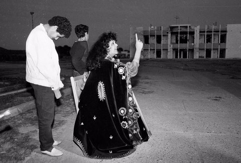 صفیه قذافی، همسر معمر قذافی، رهبر لیبی، در ۲۱ آوریل ۱۹۸۶ در مقابل خانه‌اش در پادگان باب العزازیه در طرابلس، لیبی، با خبرنگاران خارجی دیدار می‌کند.