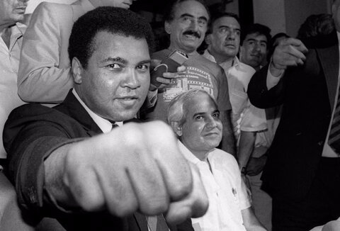 محمد علی خندان در یک کنفرانس مطبوعاتی بداهه در مکزیکوسیتی، 9 ژوئیه 1987، مشت خود را به خبرنگاران نشان می‌دهد.